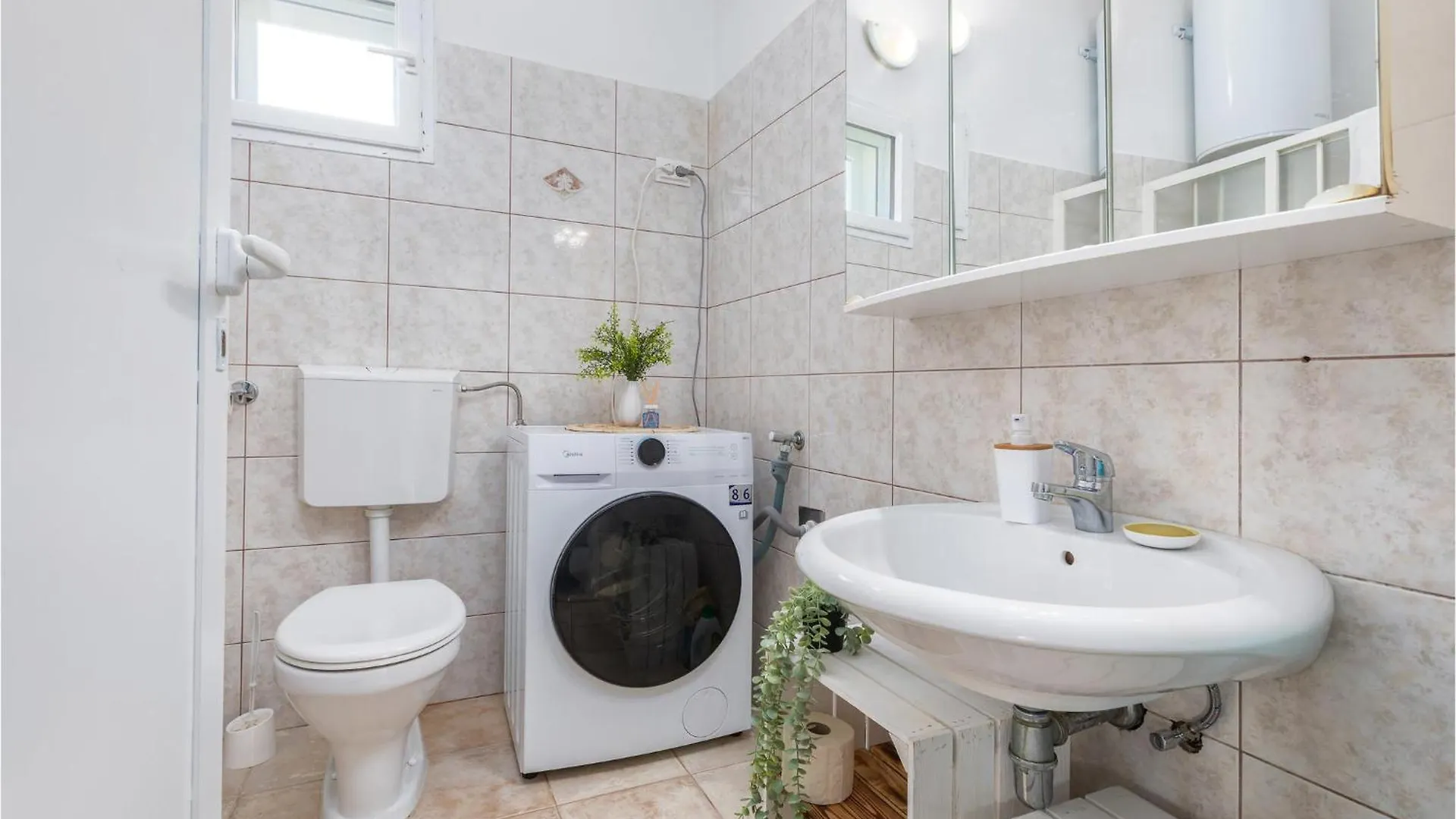 Awesome Home In Sisan With Wifi 0*,
